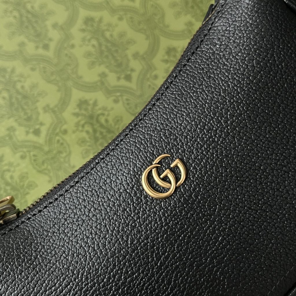 📣📣📣 [Original leather 🌈 (Cdfmall Sanya duty-free shop handbag] 🔥🔥 New GG 👉 The zp Cosmogone series made its debut at the historic Monte Castle in Italy. On the show, aesthetic elements of different times and different geographical locations complement each other, linking the past with the present. Inspired by the brand's collection elements, this new crescent-shaped small shoulder bag is made of soft leather and decorated with the double-G logo that appeared in the 1970s. It is equipped with one made of leather and the other made of discernible GG gold tone metal chain, which fully explains the practical design concept advocated by the brand. Model: 739076. Size: 21 (W) x 12 (H) x 4cm (D) Color: brown/original leather.