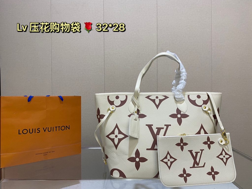 lv embossed shopping bag! Deformable Super handsome bag, back to go is the highest rate of return on this street chick, the bag is big but not heavy, shopping can carry it, buy things are loaded inside, when you travel can also carry it, with clothes is very A! Size: 32 28