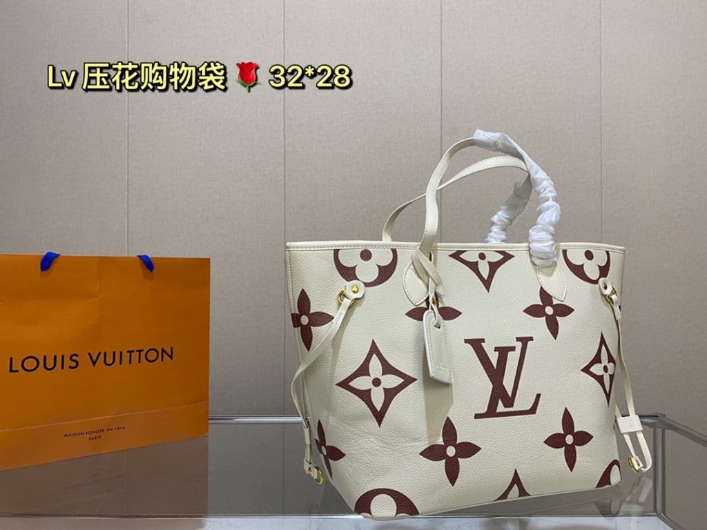 lv embossed shopping bag! Deformable Super handsome bag, back to go is the highest rate of return on this street chick, the bag is big but not heavy, shopping can carry it, buy things are loaded inside, when you travel can also carry it, with clothes is very A! Size: 32 28