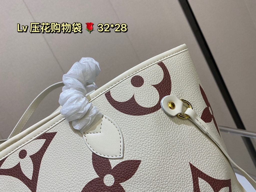 lv embossed shopping bag! Deformable Super handsome bag, back to go is the highest rate of return on this street chick, the bag is big but not heavy, shopping can carry it, buy things are loaded inside, when you travel can also carry it, with clothes is very A! Size: 32 28