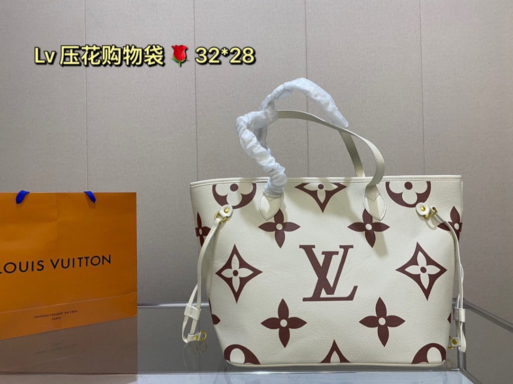 lv embossed shopping bag! Deformable Super handsome bag, back to go is the highest rate of return on this street chick, the bag is big but not heavy, shopping can carry it, buy things are loaded inside, when you travel can also carry it, with clothes is very A! Size: 32 28