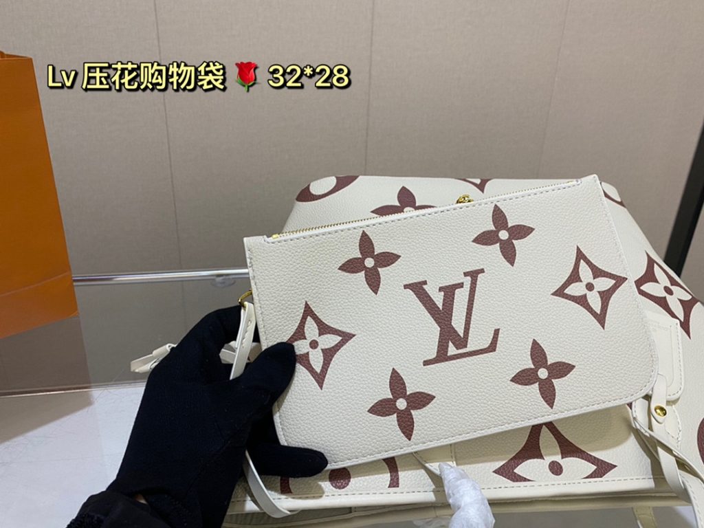 lv embossed shopping bag! Deformable Super handsome bag, back to go is the highest rate of return on this street chick, the bag is big but not heavy, shopping can carry it, buy things are loaded inside, when you travel can also carry it, with clothes is very A! Size: 32 28