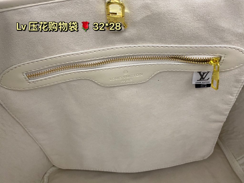 lv embossed shopping bag! Deformable Super handsome bag, back to go is the highest rate of return on this street chick, the bag is big but not heavy, shopping can carry it, buy things are loaded inside, when you travel can also carry it, with clothes is very A! Size: 32 28