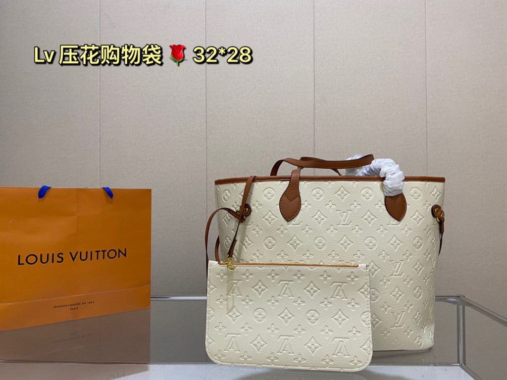 lv embossed shopping bag! Deformable Super handsome bag, back to go is the highest rate of return on this street chick, the bag is big but not heavy, shopping can carry it, buy things are loaded inside, when you travel can also carry it, with clothes is very A! Size: 32 28