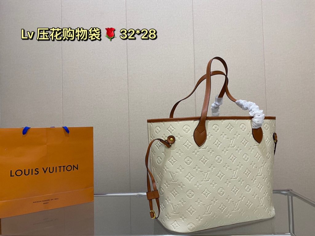 lv embossed shopping bag! Deformable Super handsome bag, back to go is the highest rate of return on this street chick, the bag is big but not heavy, shopping can carry it, buy things are loaded inside, when you travel can also carry it, with clothes is very A! Size: 32 28