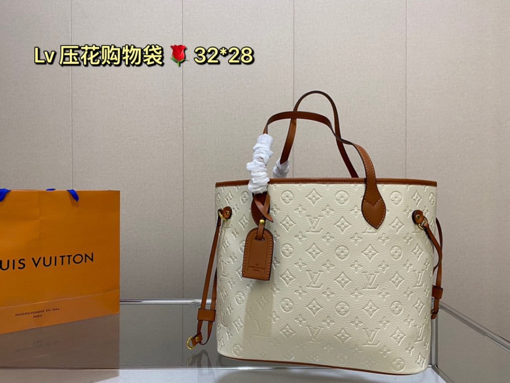 lv embossed shopping bag! Deformable Super handsome bag, back to go is the highest rate of return on this street chick, the bag is big but not heavy, shopping can carry it, buy things are loaded inside, when you travel can also carry it, with clothes is very A! Size: 32 28