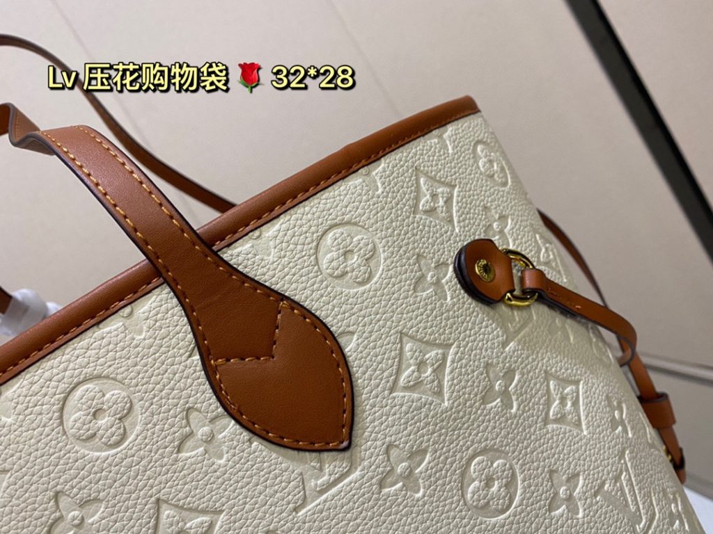 lv embossed shopping bag! Deformable Super handsome bag, back to go is the highest rate of return on this street chick, the bag is big but not heavy, shopping can carry it, buy things are loaded inside, when you travel can also carry it, with clothes is very A! Size: 32 28