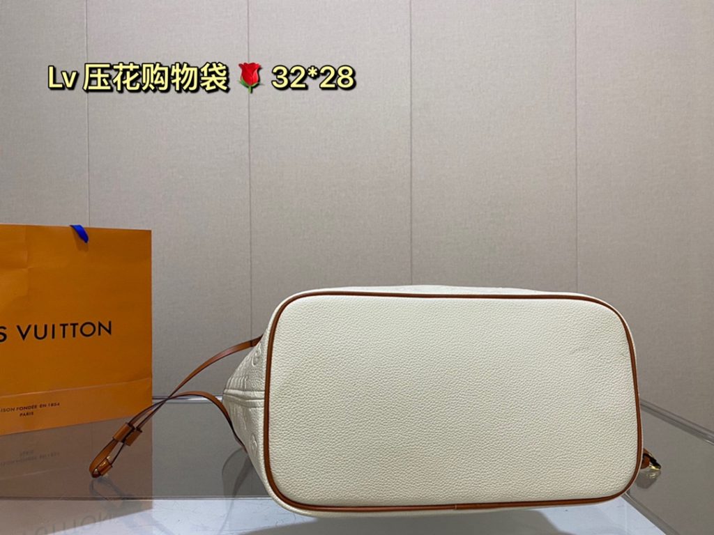 lv embossed shopping bag! Deformable Super handsome bag, back to go is the highest rate of return on this street chick, the bag is big but not heavy, shopping can carry it, buy things are loaded inside, when you travel can also carry it, with clothes is very A! Size: 32 28