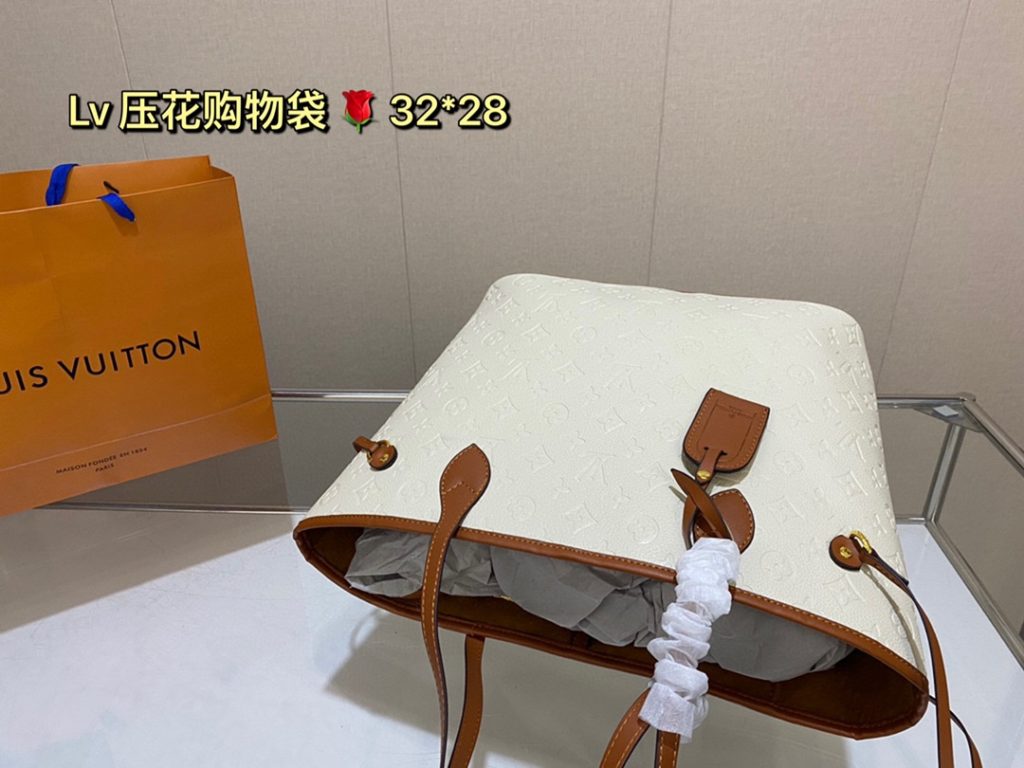 lv embossed shopping bag! Deformable Super handsome bag, back to go is the highest rate of return on this street chick, the bag is big but not heavy, shopping can carry it, buy things are loaded inside, when you travel can also carry it, with clothes is very A! Size: 32 28