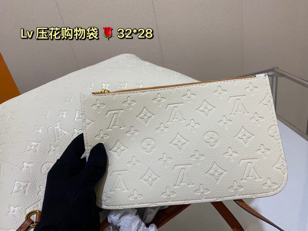 lv embossed shopping bag! Deformable Super handsome bag, back to go is the highest rate of return on this street chick, the bag is big but not heavy, shopping can carry it, buy things are loaded inside, when you travel can also carry it, with clothes is very A! Size: 32 28