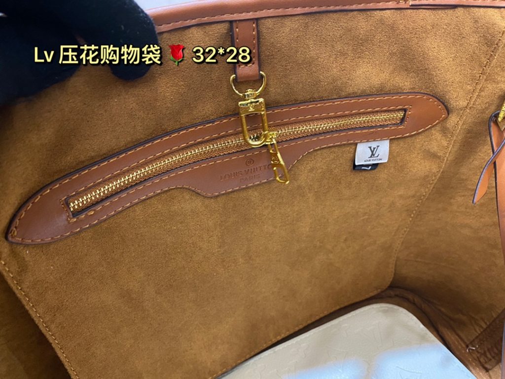 lv embossed shopping bag! Deformable Super handsome bag, back to go is the highest rate of return on this street chick, the bag is big but not heavy, shopping can carry it, buy things are loaded inside, when you travel can also carry it, with clothes is very A! Size: 32 28