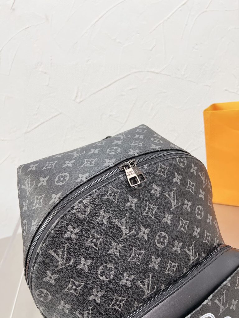 LV men's Discovery old flower shoulder bag<br>Recently jerked Iv men's Discovery old flower shoulder bag, the item number is M43186.