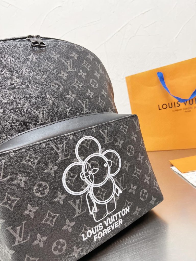 LV men's Discovery old flower shoulder bag<br>Recently jerked Iv men's Discovery old flower shoulder bag, the item number is M43186.