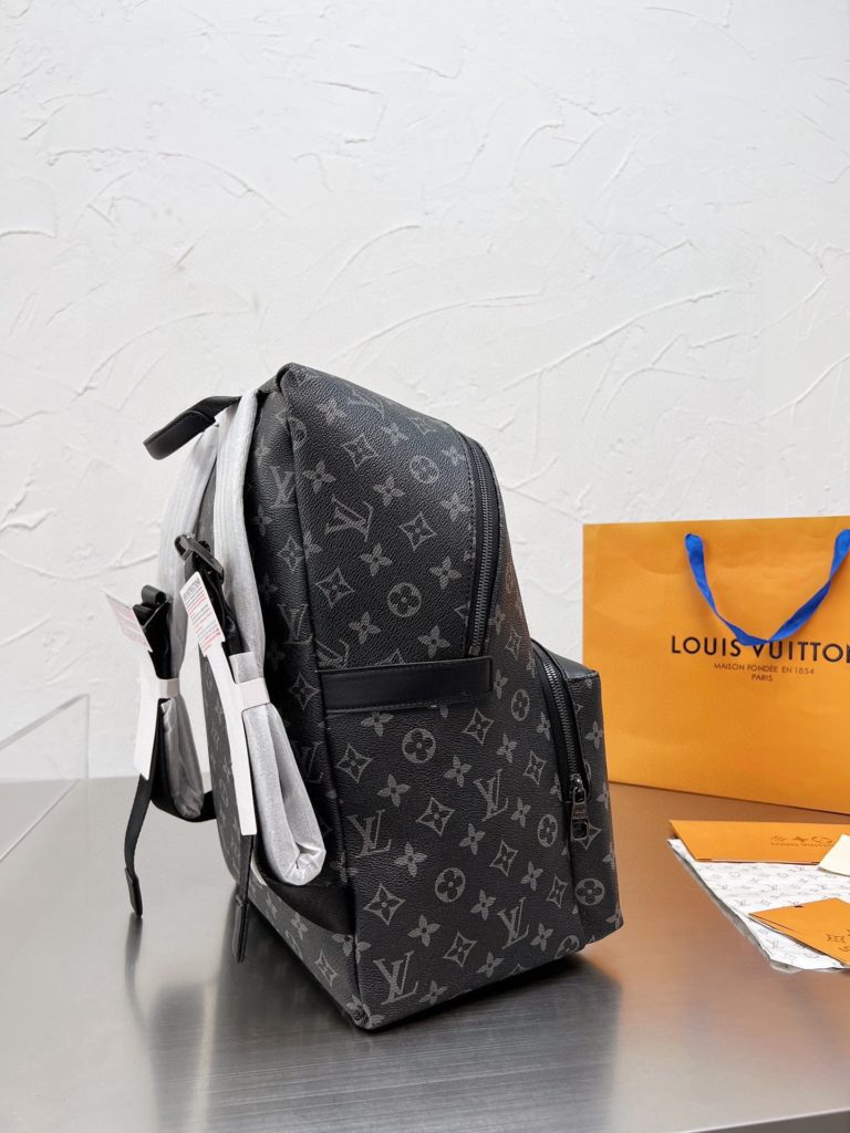 LV men's Discovery old flower shoulder bag<br>Recently jerked Iv men's Discovery old flower shoulder bag, the item number is M43186.