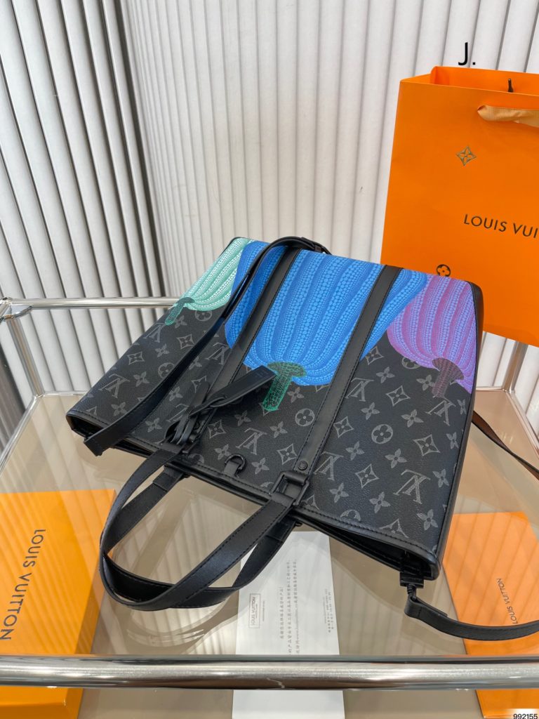 lv tote bag Yayoi Kusama<br>Give a person the first look is very high class<br>I can not say the charm<br>Street daily with the first choice<br>Size: 30 29