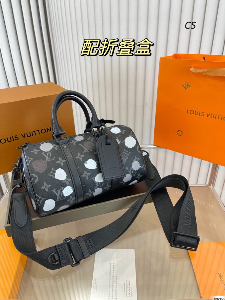 Yayoi Kusama LV keepall pillow bag<br>Capacity can be used for everyday use<br>You can fit everything you need<br>Size 25 14