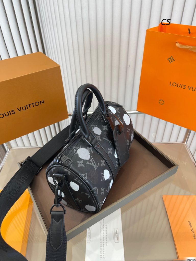 Yayoi Kusama LV keepall pillow bag<br>Capacity can be used for everyday use<br>You can fit everything you need<br>Size 25 14