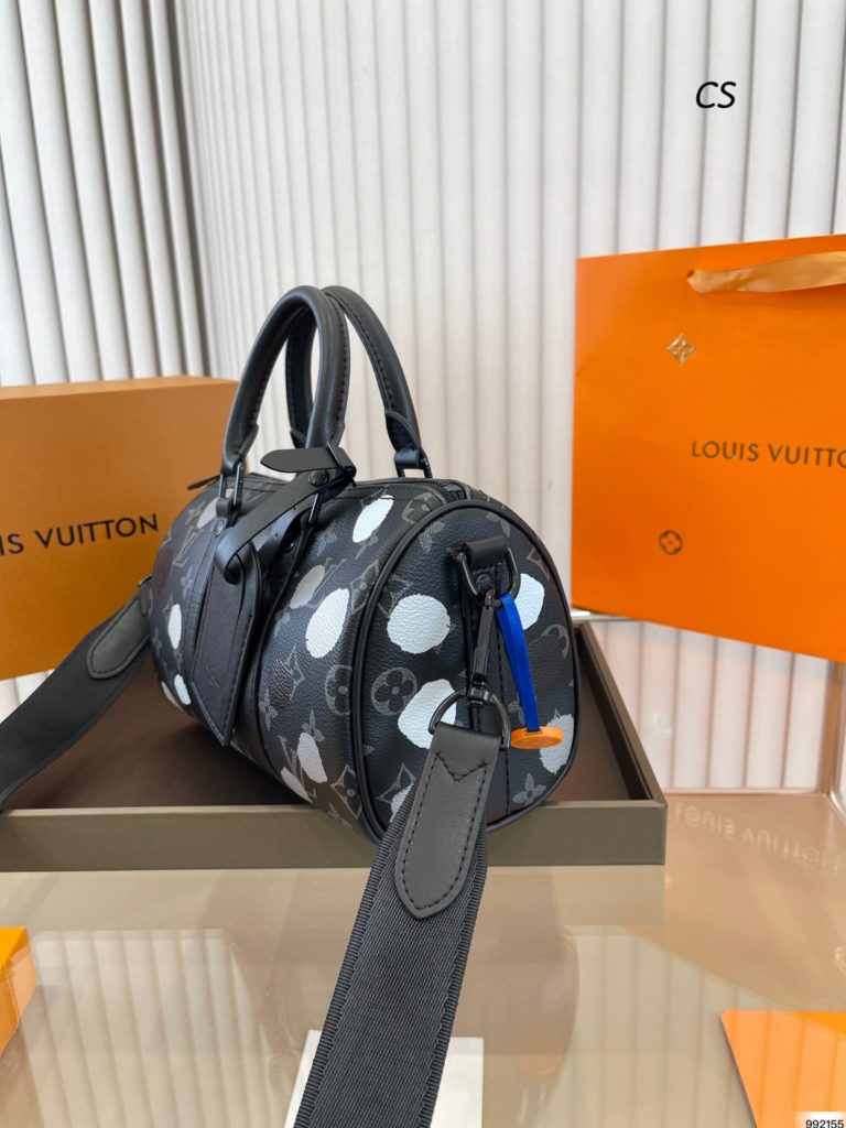 Yayoi Kusama LV keepall pillow bag<br>Capacity can be used for everyday use<br>You can fit everything you need<br>Size 25 14