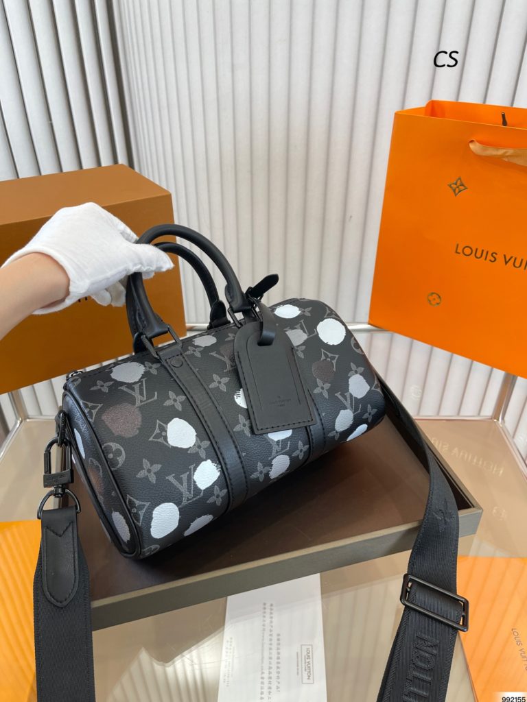 Yayoi Kusama LV keepall pillow bag<br>Capacity can be used for everyday use<br>You can fit everything you need<br>Size 25 14