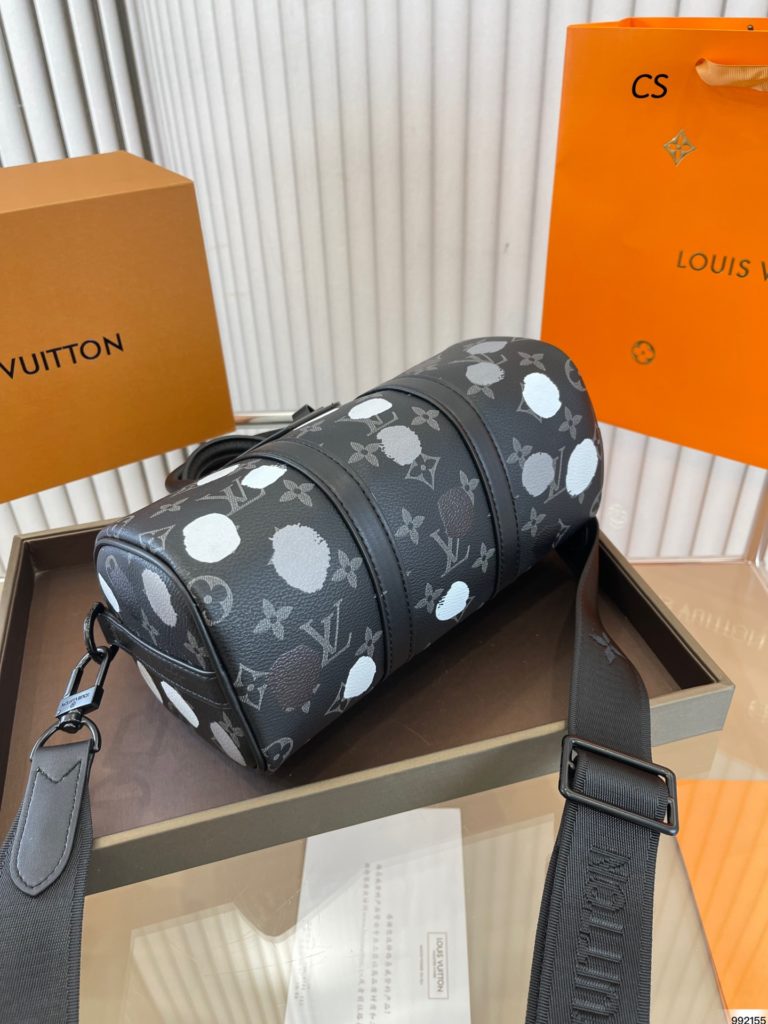 Yayoi Kusama LV keepall pillow bag<br>Capacity can be used for everyday use<br>You can fit everything you need<br>Size 25 14