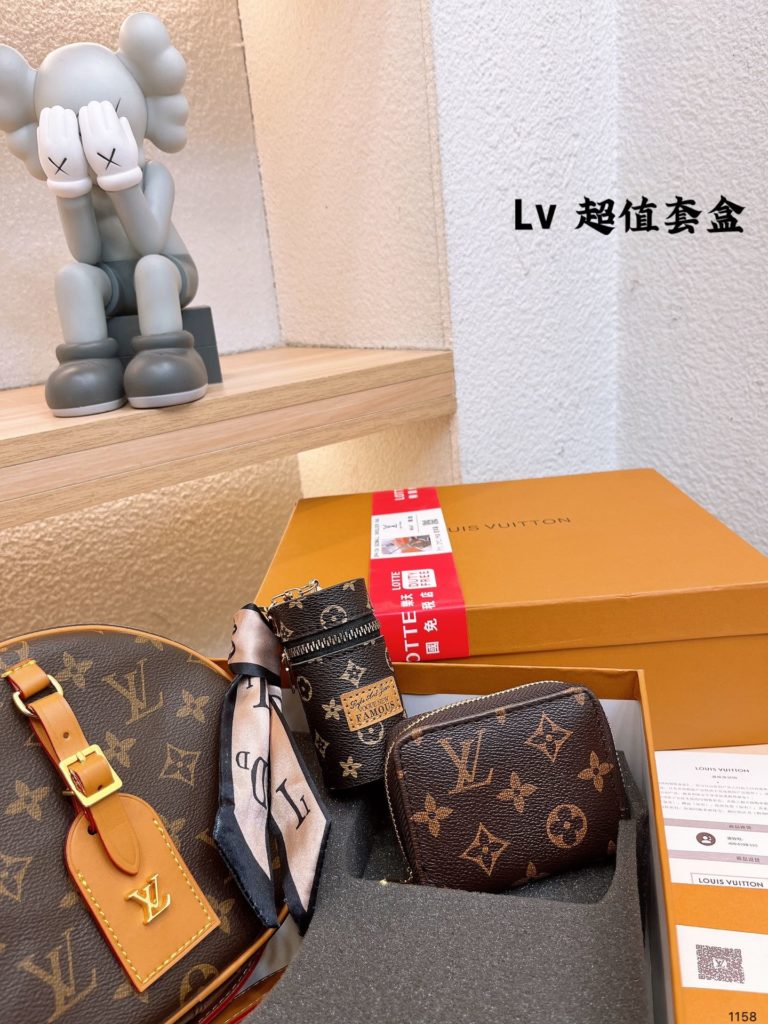 The value set send wallet ➕ lipstick bag<br>LV soft round cake recently new favorite, every day carry it, soft cake capacity is really very touching, in addition to my bag these, but also can put down a rechargeable treasure and cell phone the upper body picture is in the store to try when randomly shot, in fact, previously did not pay attention to this bag, the first try to immediately hold away, super good-looking size 18 16