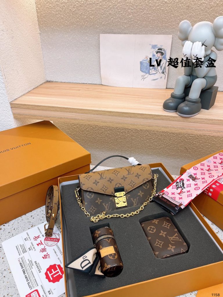 LV messenger bag old flower handbag shoulder crossbody bag, elegant low profile design and spacious bag body added practicality, LV shiny solid steel gold hardware - adjustable shoulder strap with tree cake leather shoulder pad, zipper closure microfiber lining Size 21 12cm