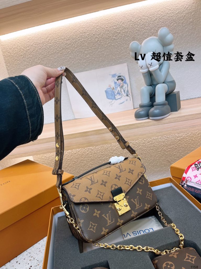 LV messenger bag old flower handbag shoulder crossbody bag, elegant low profile design and spacious bag body added practicality, LV shiny solid steel gold hardware - adjustable shoulder strap with tree cake leather shoulder pad, zipper closure microfiber lining Size 21 12cm