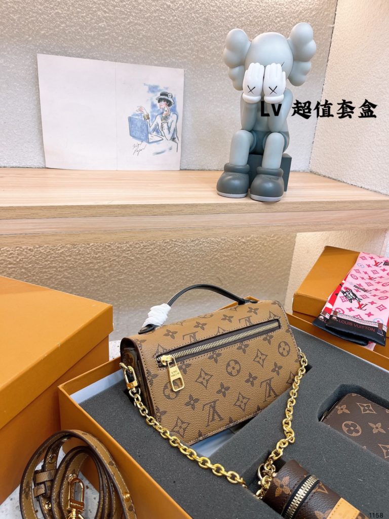 LV messenger bag old flower handbag shoulder crossbody bag, elegant low profile design and spacious bag body added practicality, LV shiny solid steel gold hardware - adjustable shoulder strap with tree cake leather shoulder pad, zipper closure microfiber lining Size 21 12cm