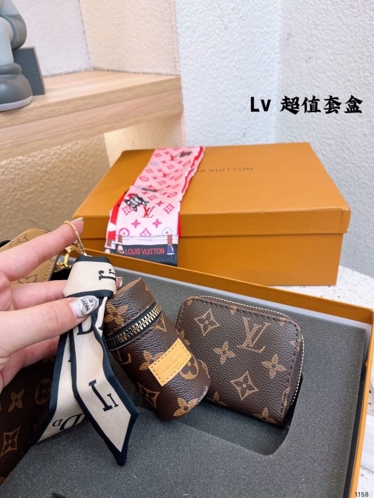 LV messenger bag old flower handbag shoulder crossbody bag, elegant low profile design and spacious bag body added practicality, LV shiny solid steel gold hardware - adjustable shoulder strap with tree cake leather shoulder pad, zipper closure microfiber lining Size 21 12cm