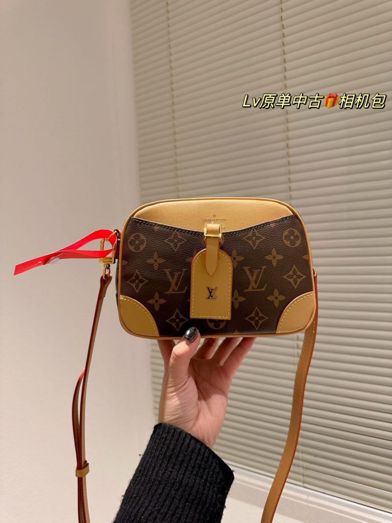 LV deauville recommended mid-vintage camera bag<br>This bag's shoulder strap design is really interesting<br>Original cowhide leather 🐂 large capacity