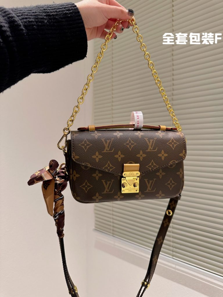 Lv messenger small chain bag<br>Hot just out of the letter carrier new (postman as LV classic models, really popular with everyone, winter back super Korean drama heroine feeling but a large size for small girls is really not very friendly, so mini it came! ! !