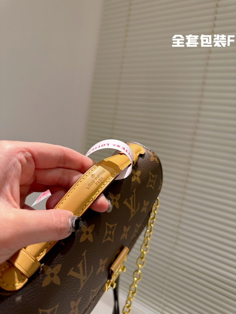 Lv messenger small chain bag<br>Hot just out of the letter carrier new (postman as LV classic models, really popular with everyone, winter back super Korean drama heroine feeling but a large size for small girls is really not very friendly, so mini it came! ! !