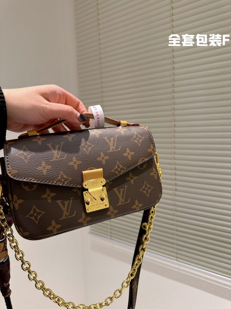 Lv messenger small chain bag<br>Hot just out of the letter carrier new (postman as LV classic models, really popular with everyone, winter back super Korean drama heroine feeling but a large size for small girls is really not very friendly, so mini it came! ! !