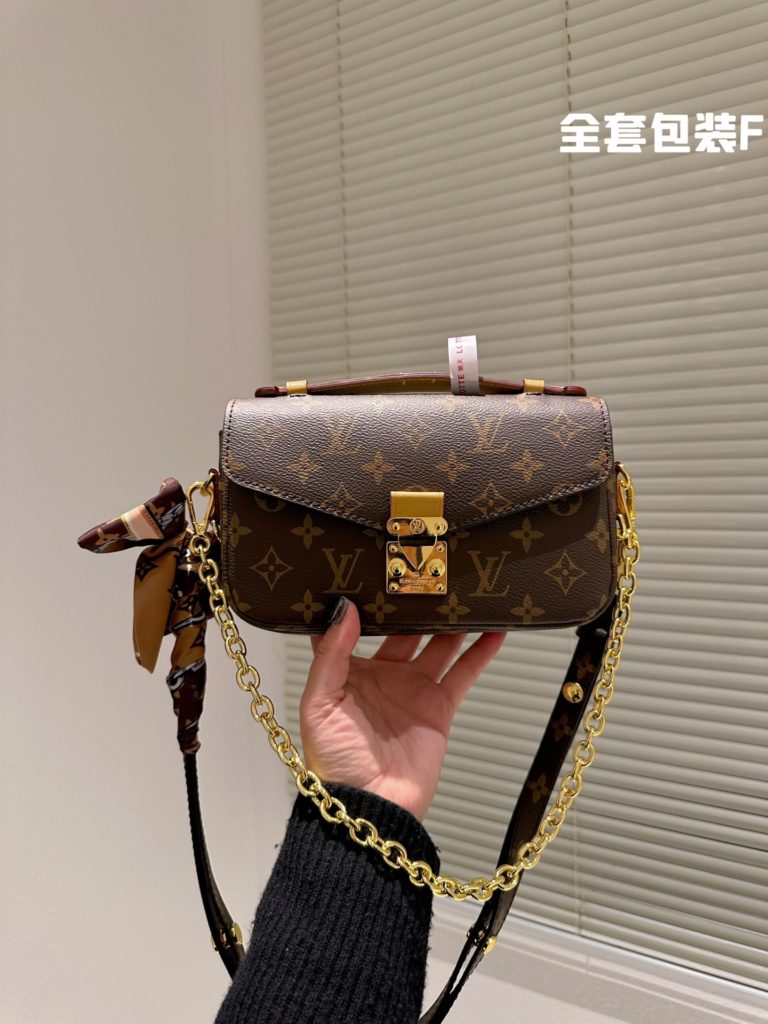 Lv messenger small chain bag<br>Hot just out of the letter carrier new (postman as LV classic models, really popular with everyone, winter back super Korean drama heroine feeling but a large size for small girls is really not very friendly, so mini it came! ! !