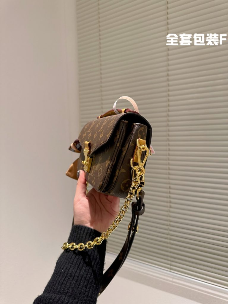 Lv messenger small chain bag<br>Hot just out of the letter carrier new (postman as LV classic models, really popular with everyone, winter back super Korean drama heroine feeling but a large size for small girls is really not very friendly, so mini it came! ! !