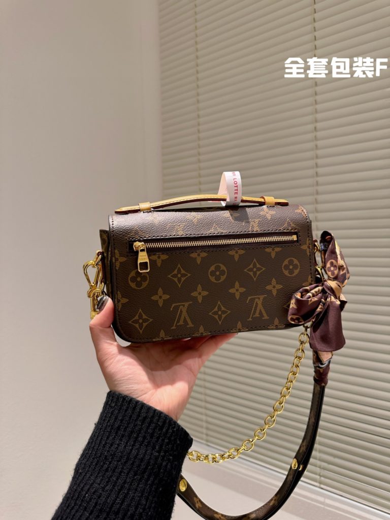 Lv messenger small chain bag<br>Hot just out of the letter carrier new (postman as LV classic models, really popular with everyone, winter back super Korean drama heroine feeling but a large size for small girls is really not very friendly, so mini it came! ! !