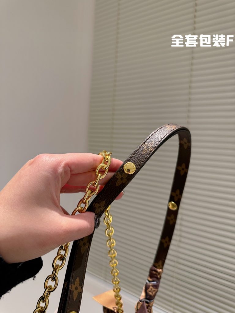 Lv messenger small chain bag<br>Hot just out of the letter carrier new (postman as LV classic models, really popular with everyone, winter back super Korean drama heroine feeling but a large size for small girls is really not very friendly, so mini it came! ! !