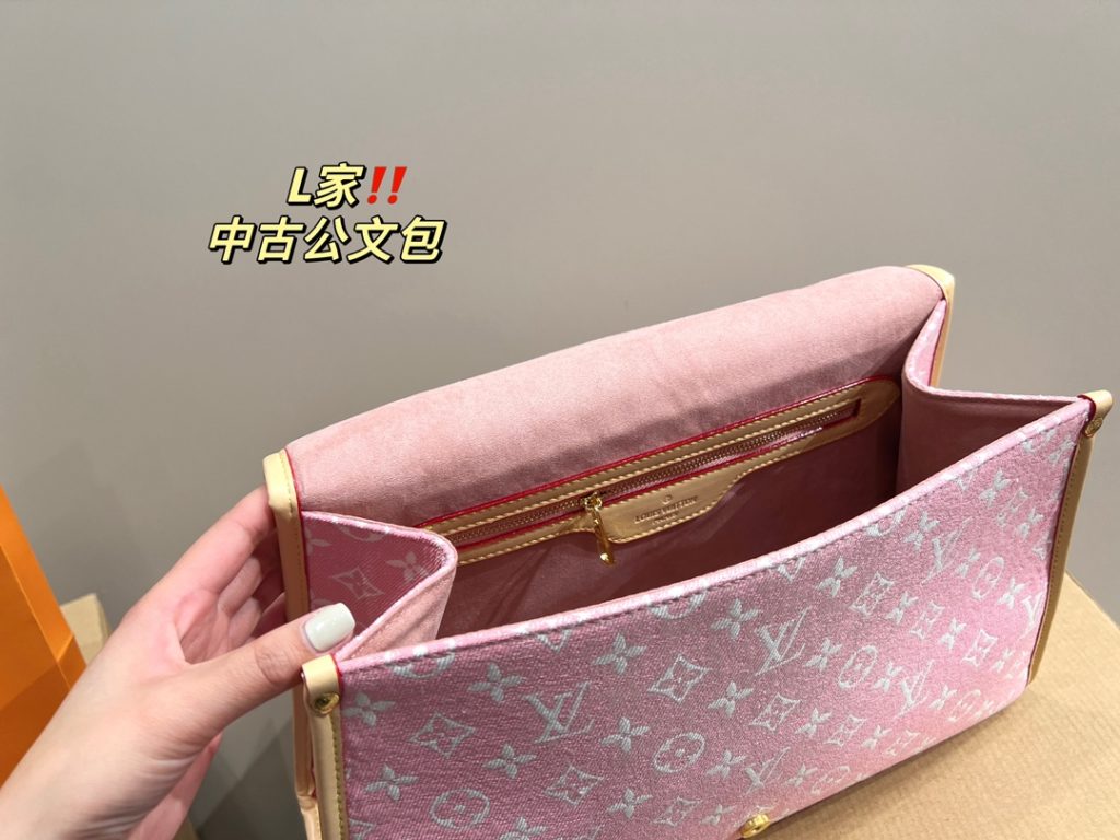 LV mid-vintage briefcase<br>Cool and stylish on the body<br>Super capacity<br>Any style can be easily managed