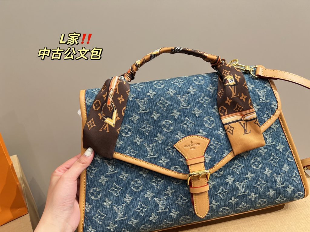 LV mid-vintage briefcase<br>Cool and stylish on the body<br>Super capacity<br>Any style can be easily managed