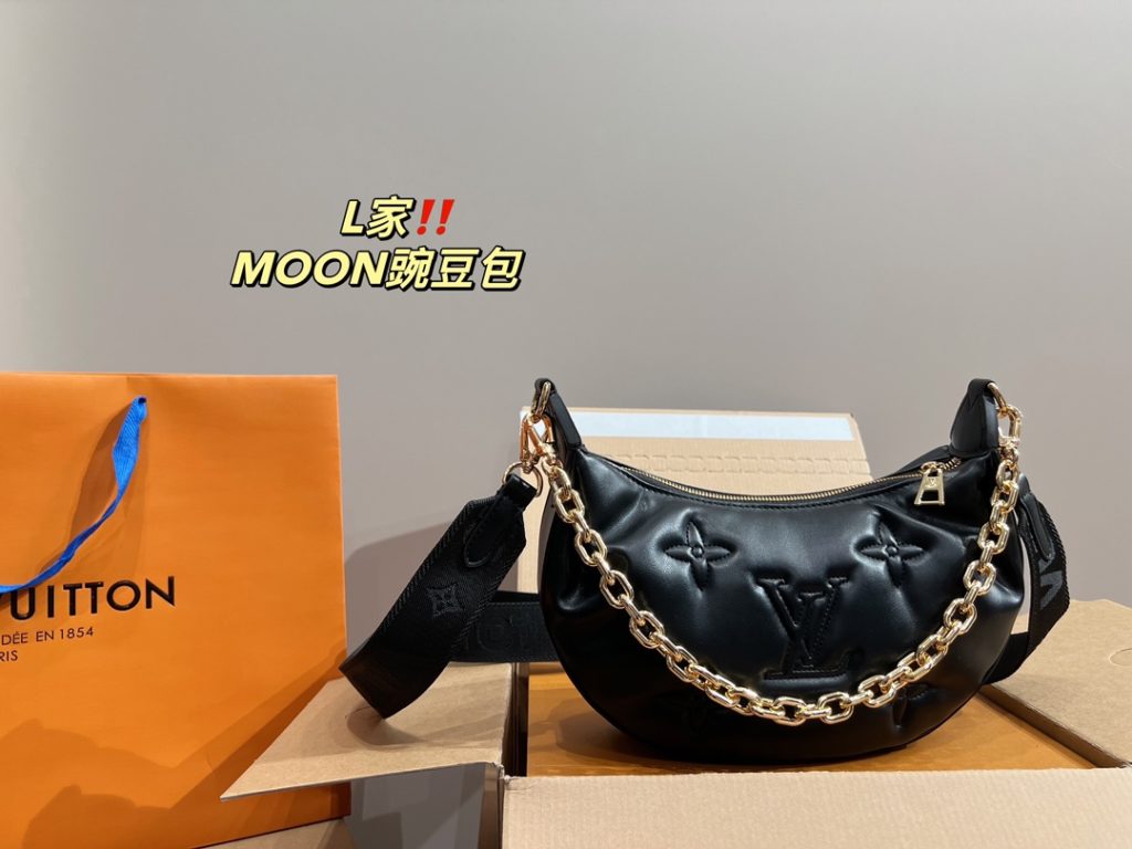 LV pea bag MOON<br>It is stunning by its face value<br>Simple atmosphere fashionable sense