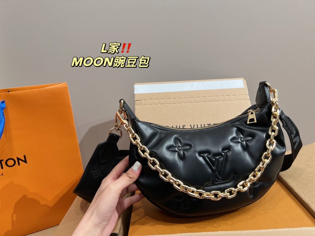 LV pea bag MOON<br>It is stunning by its face value<br>Simple atmosphere fashionable sense