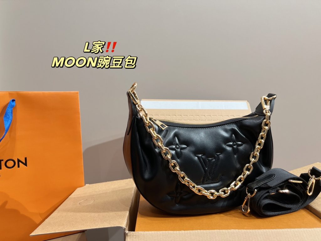 LV pea bag MOON<br>It is stunning by its face value<br>Simple atmosphere fashionable sense