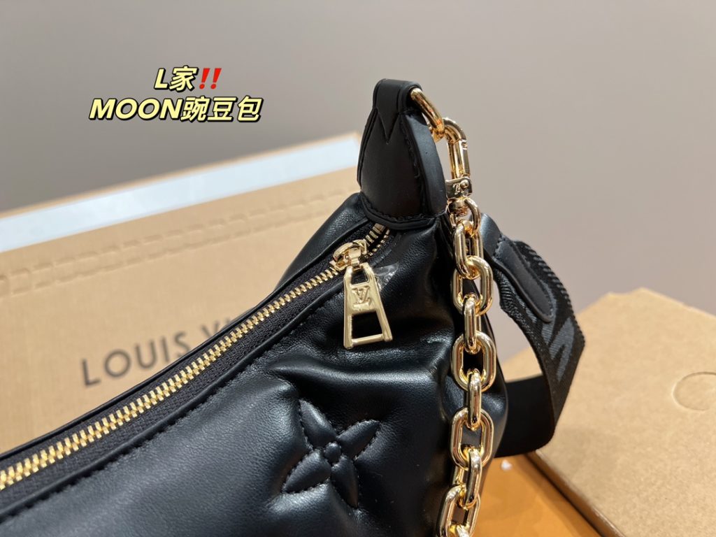 LV pea bag MOON<br>It is stunning by its face value<br>Simple atmosphere fashionable sense