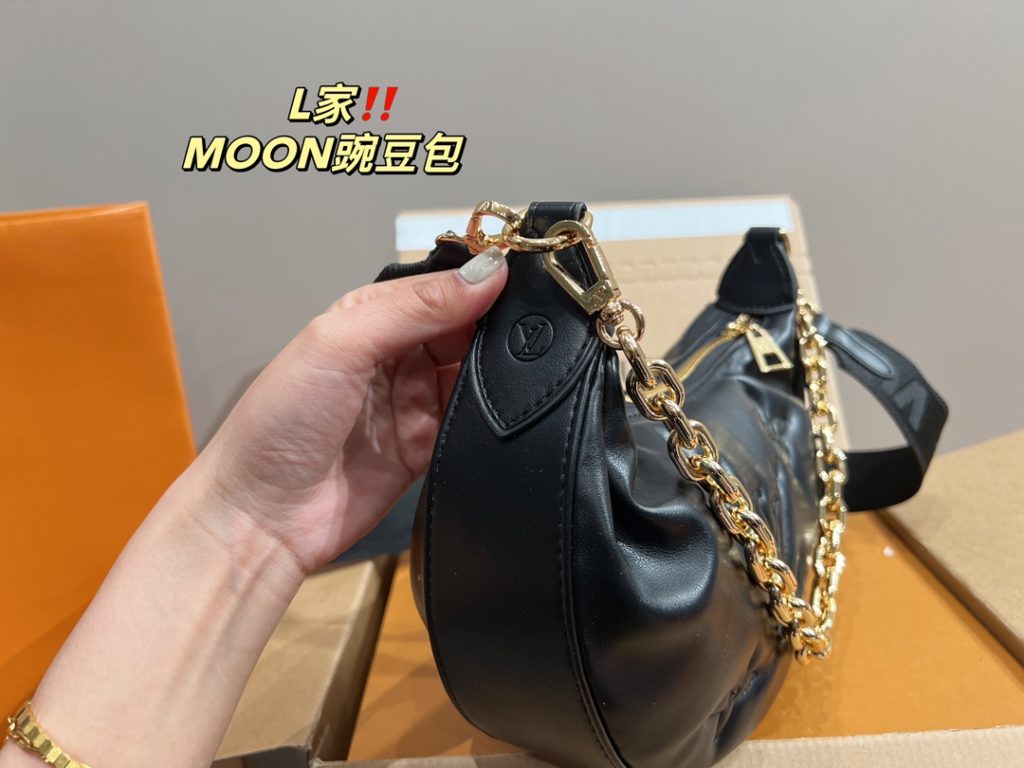 LV pea bag MOON<br>It is stunning by its face value<br>Simple atmosphere fashionable sense