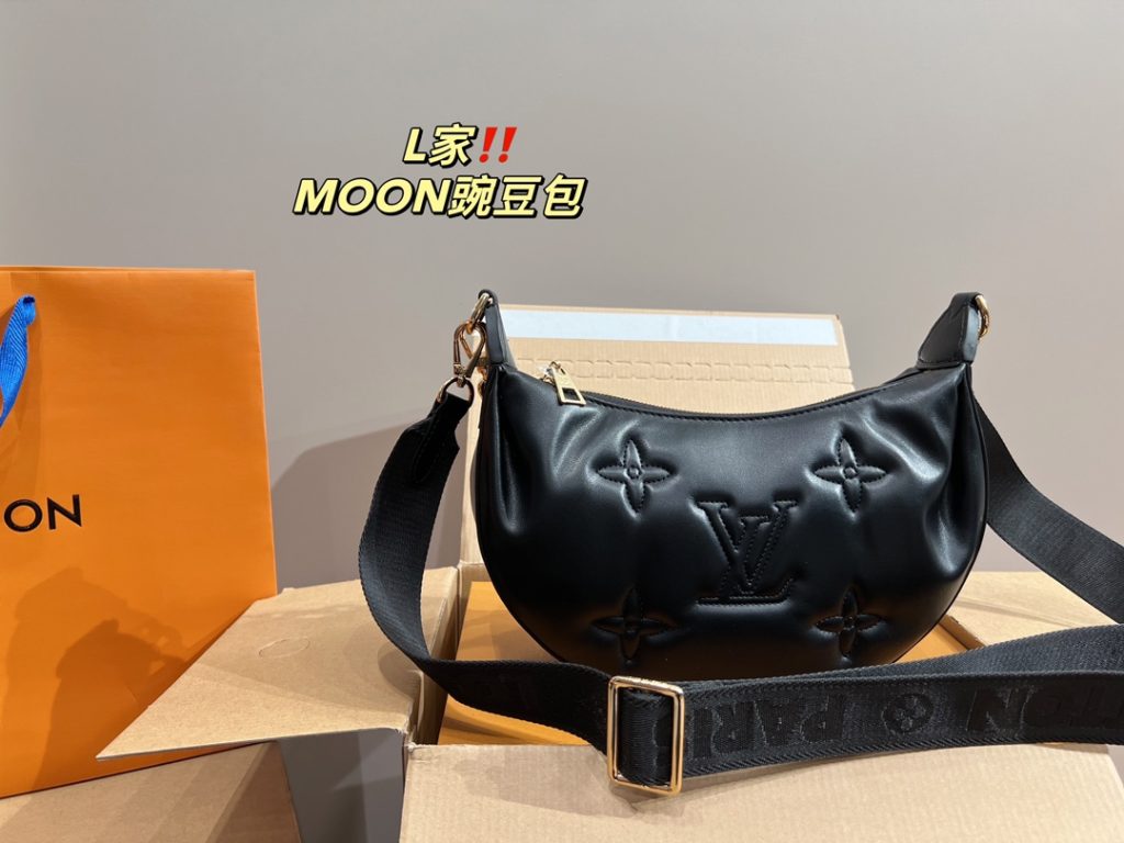 LV pea bag MOON<br>It is stunning by its face value<br>Simple atmosphere fashionable sense