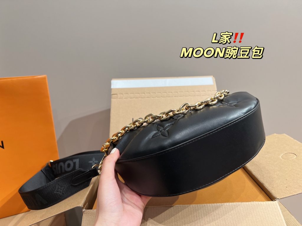 LV pea bag MOON<br>It is stunning by its face value<br>Simple atmosphere fashionable sense