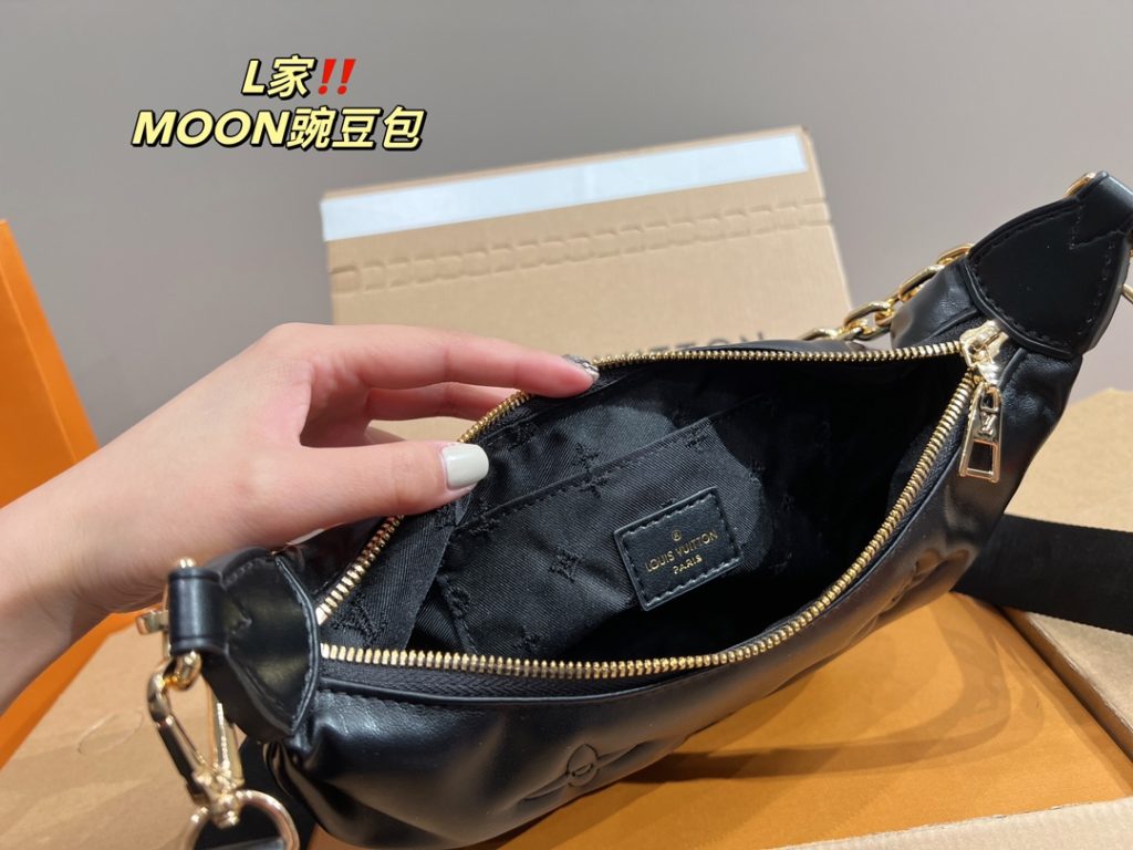 LV pea bag MOON<br>It is stunning by its face value<br>Simple atmosphere fashionable sense