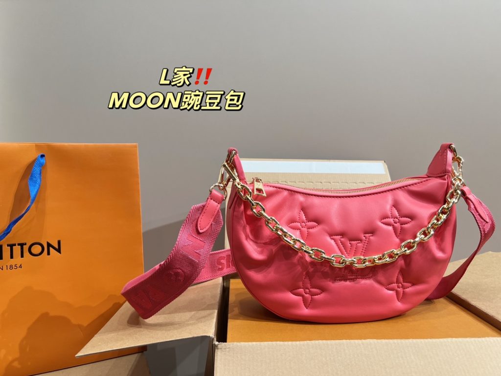 LV pea bag MOON<br>It is stunning by its face value<br>Simple atmosphere fashionable sense