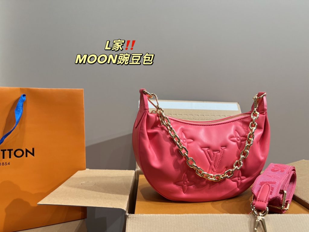 LV pea bag MOON<br>It is stunning by its face value<br>Simple atmosphere fashionable sense