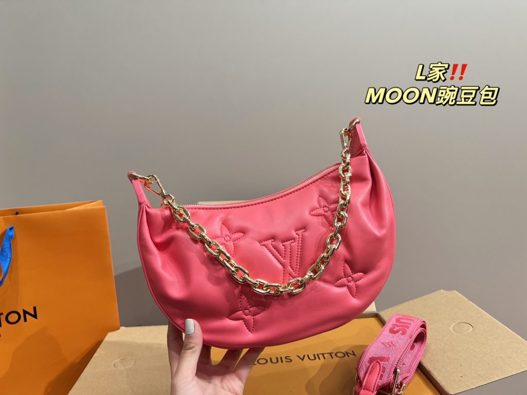 LV pea bag MOON<br>It is stunning by its face value<br>Simple atmosphere fashionable sense